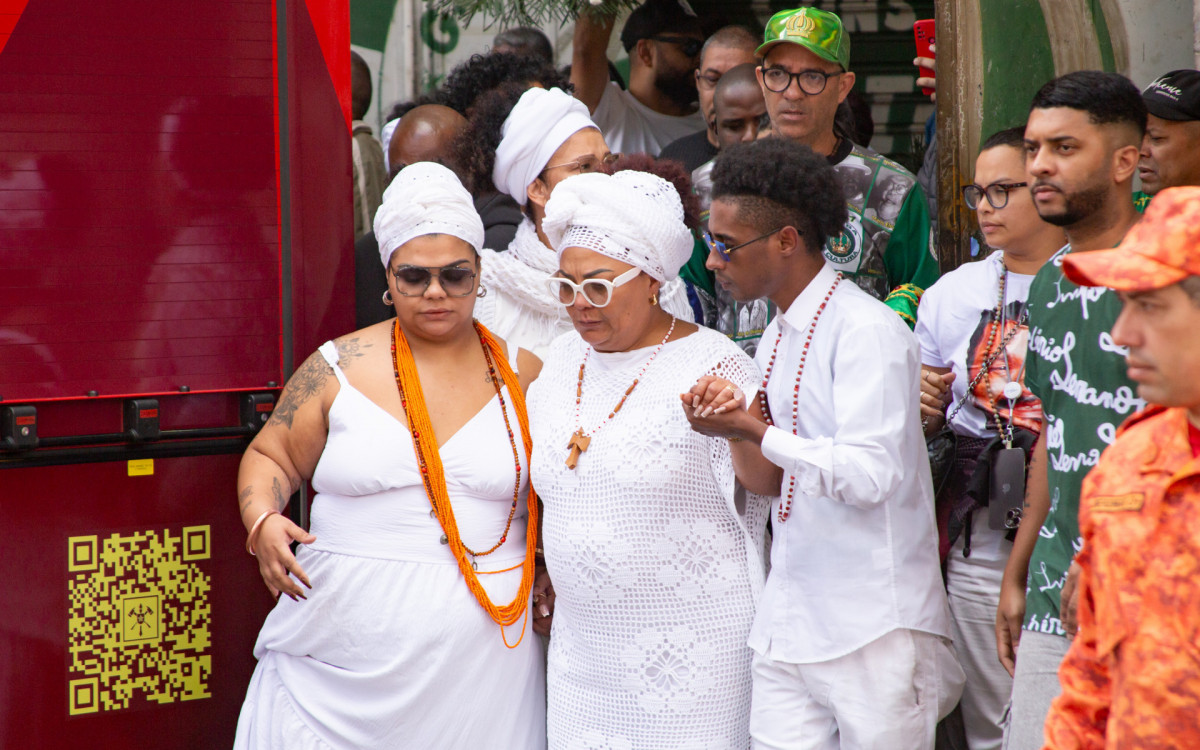 Babi Cruz e Flora Cruz foram no carro de bombeiro para o cemitério Jardim da saudade em Sulacap no cortejo, na manhã deste domingo (10).