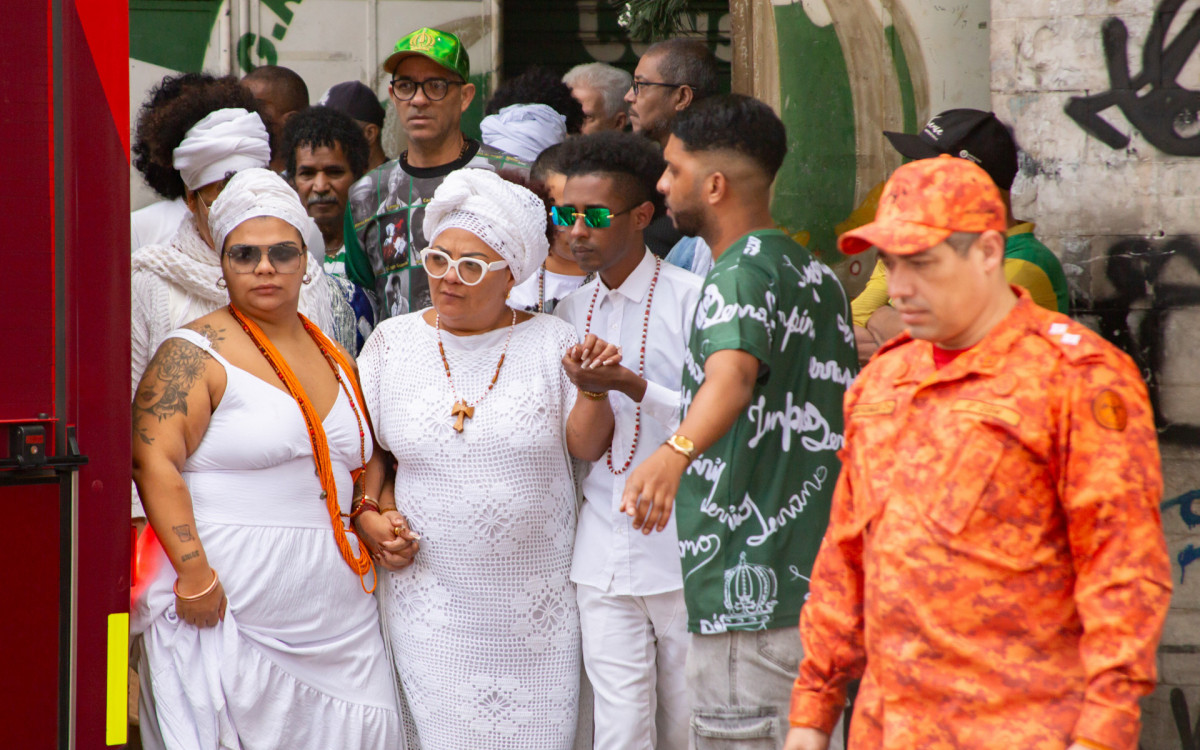 Babi Cruz e Flora Cruz foram no carro de bombeiro para o cemitério Jardim da saudade em Sulacap no cortejo, na manhã deste domingo (10).