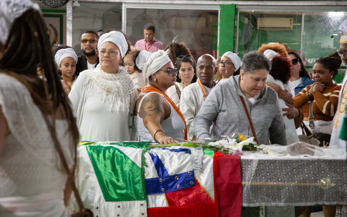 Alguns fãs se despedindo de Arlindo Cruz, na quadra do Império Serrano, em Madureira, na manhã deste domingo (10).