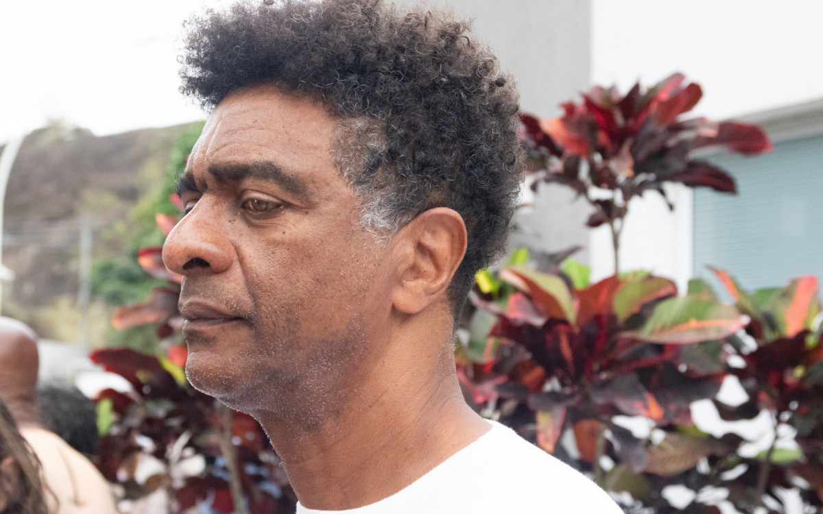 Chegada do corpo de Arlindo Cruz, no cemitério jardim da saudade, em Sulacap, zona oeste do Rio de Janeiro, neste domingo (10).
