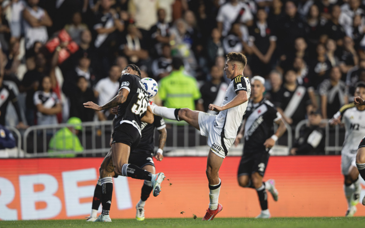 João Victor foi titular no Vasco no duelo com o Atlético-MG, neste domingo (10)