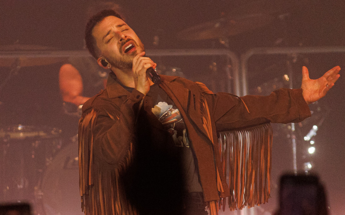  Junior Lima canta hits da carreira em turnê solo