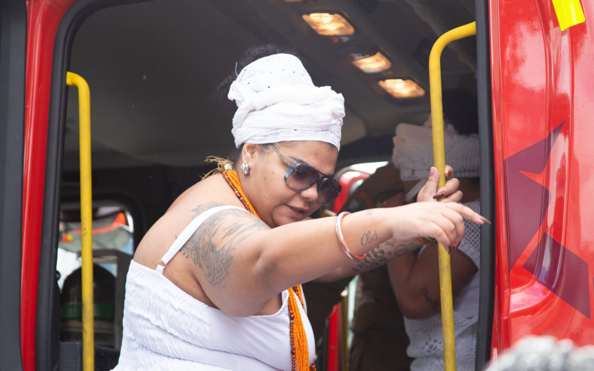 Flora, filha de Arlindo Cruz, seguiu cortejo em carro do Corpo de Bombeiros