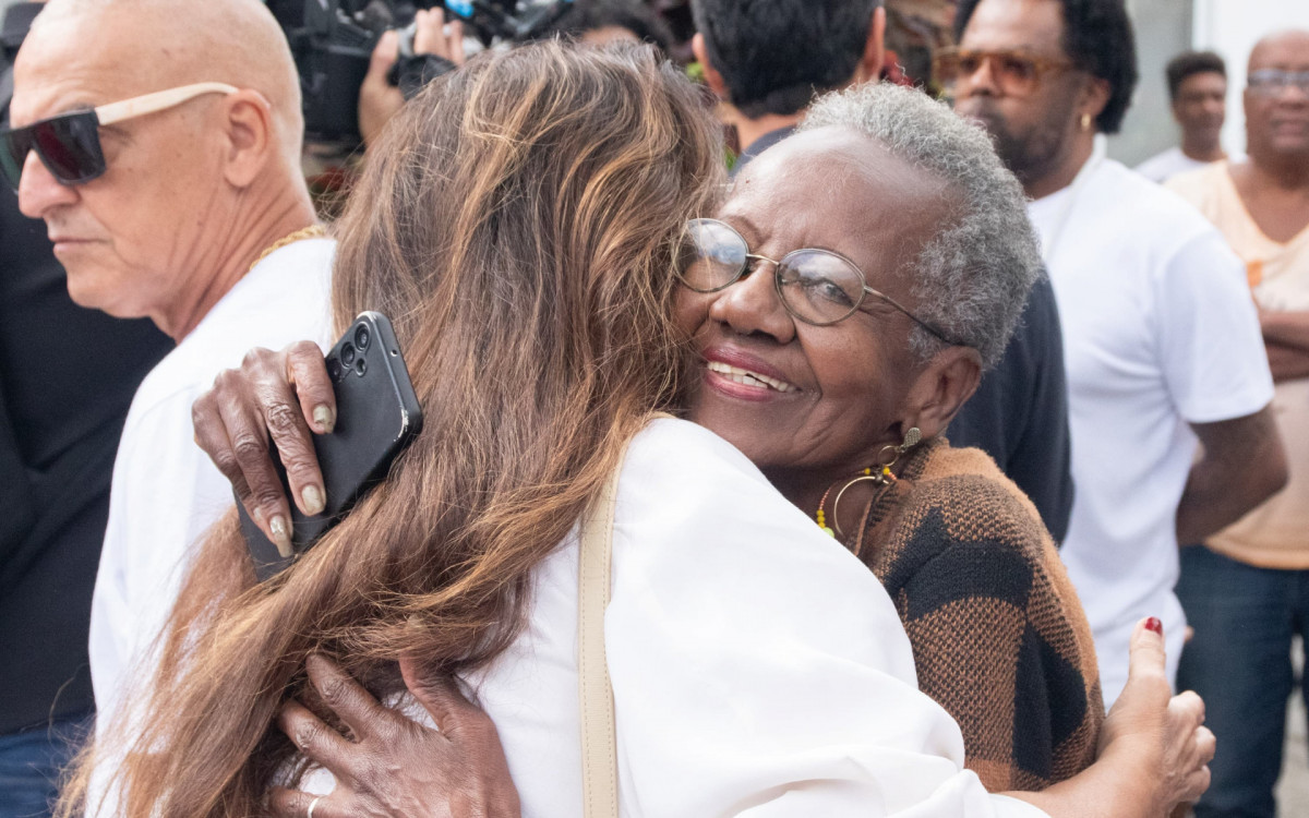 Regina Casé abraça Tereza Cristina Gonçalves, 68, fã do Arlindo Cruz