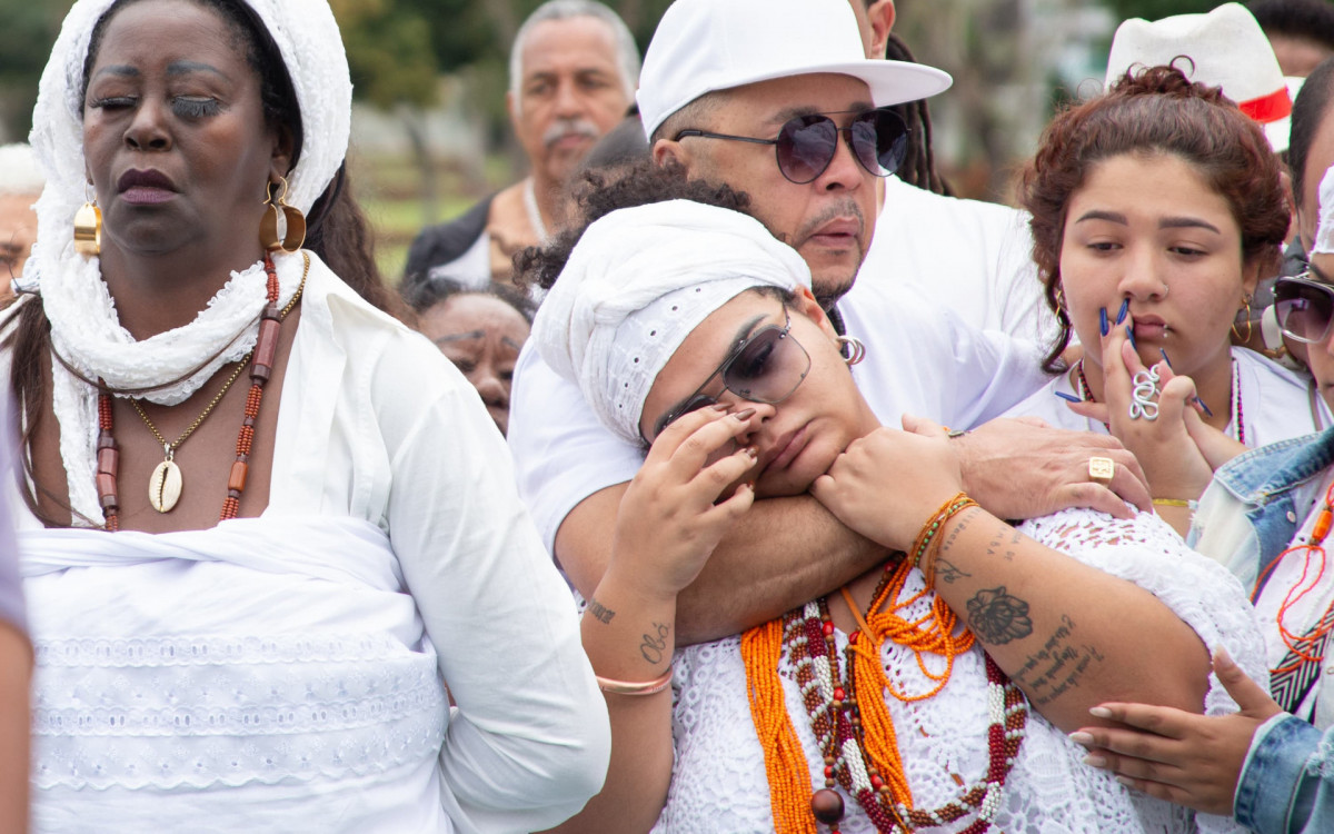 Andrezinho, do grupo Molejo, consola Flora, filha de Arlindo Cruz no enterro