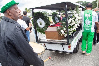 Fotos! Sepultamento de Arlindo Cruz reúne Regina Casé, Xande e outros famosos
