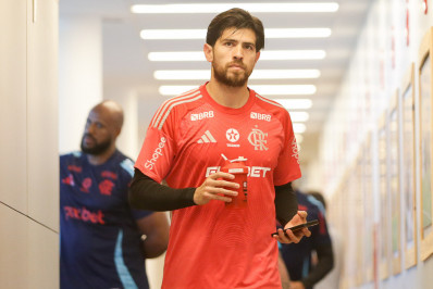 Flamengo valoriza Rossi durante período de oscilação do goleiro