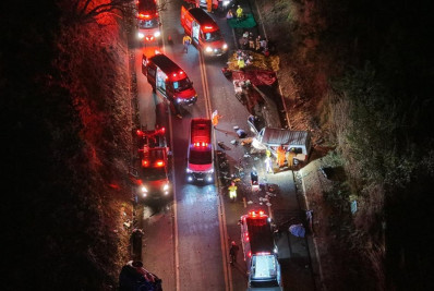 Vídeo: Acidente entre carro e van de fiéis deixa quatro mortos em Minas Gerais