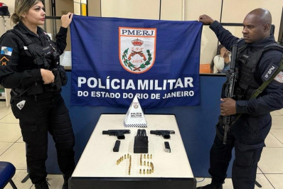 Dois criminosos são presos durante roubo de carro em Caxias