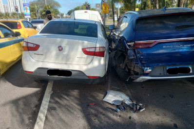 Acidente envolvendo cinco carros congestiona o trânsito na Barra da Tijuca