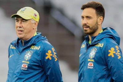 Davide Ancelotti, técnico do Botafogo, visita o pai, Carlo, em hotel da Seleção