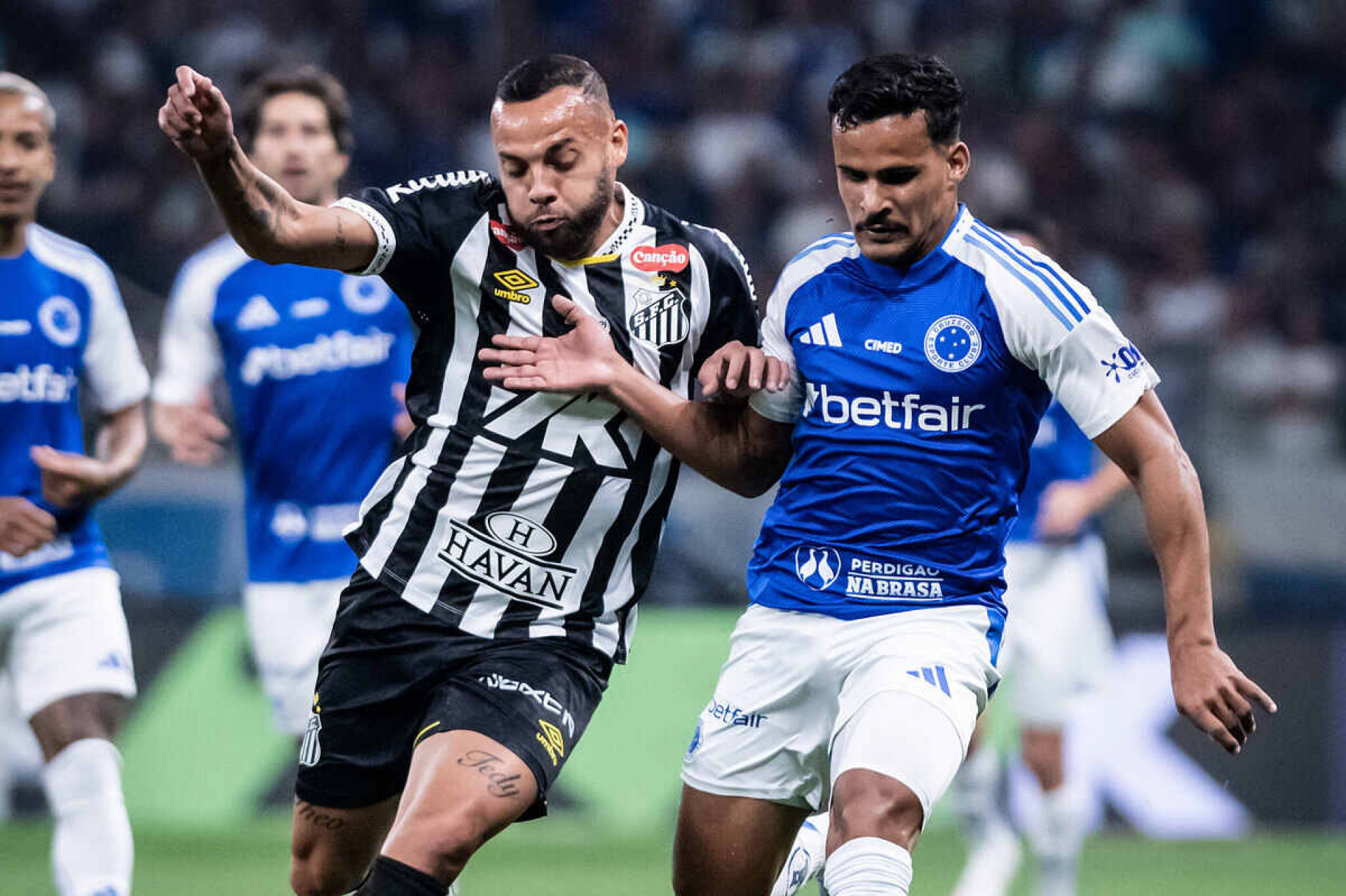 Santos vence o Cruzeiro e cala o Mineir&atilde;o lotado