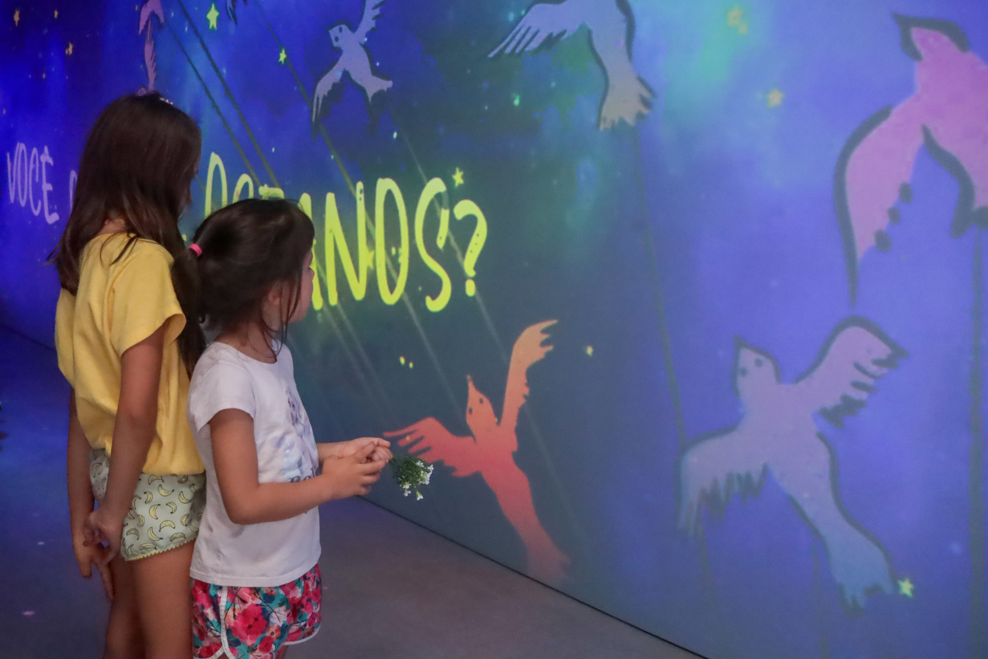 Alma e Gaia num dos corredores da mostra - Felipe Aguiar / Governo do Rio