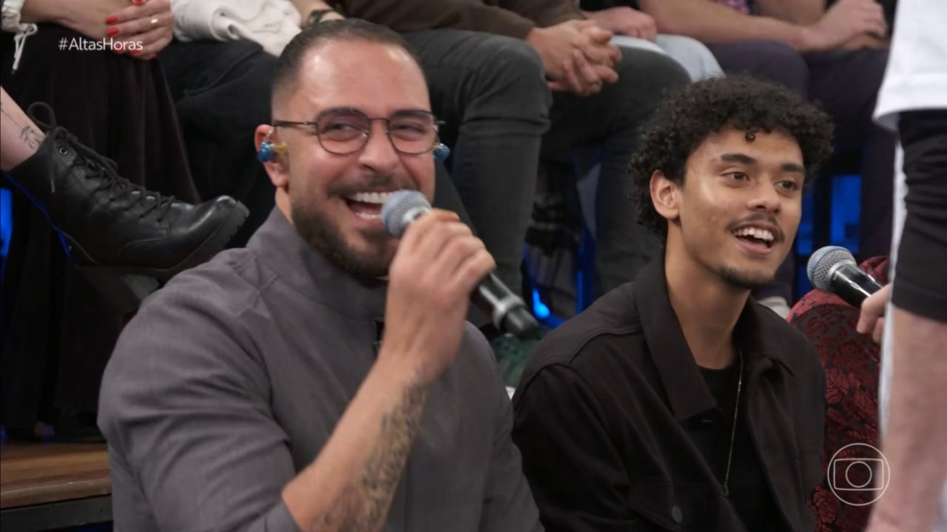 Diogo Nogueira canta com filho, Davi, música que o pai, João Nogueira, compôs em especial do 'Altas Horas' - Reprodução / X