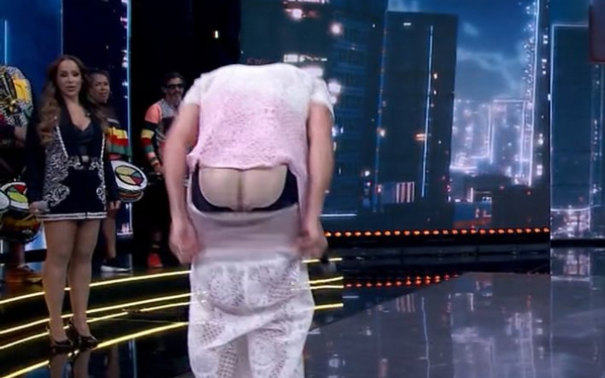 Rodrigo Faro mostra enchimento no bumbum durante 'Doming&atilde;o&nbsp;com&nbsp;Huck', da TV Globo