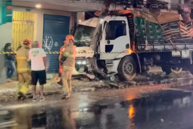 Caminhão perde o freio e derruba poste em Niterói