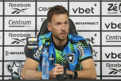 Neto comenta disputa com John no Botafogo: 'Em grandes clubes, o nível é altíssimo'