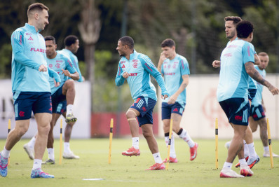Com proteção no joelho, De la Cruz treina com o elenco do Flamengo