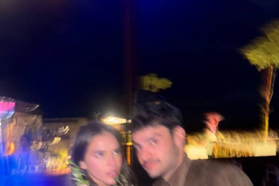 Bruna Marquezine tenta pegar buquê em renovação de votos de Giovanna Ewbank e Bruno Gagliasso