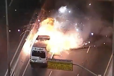 Van em chamas causa interdição na Marginal Tietê, em São Paulo