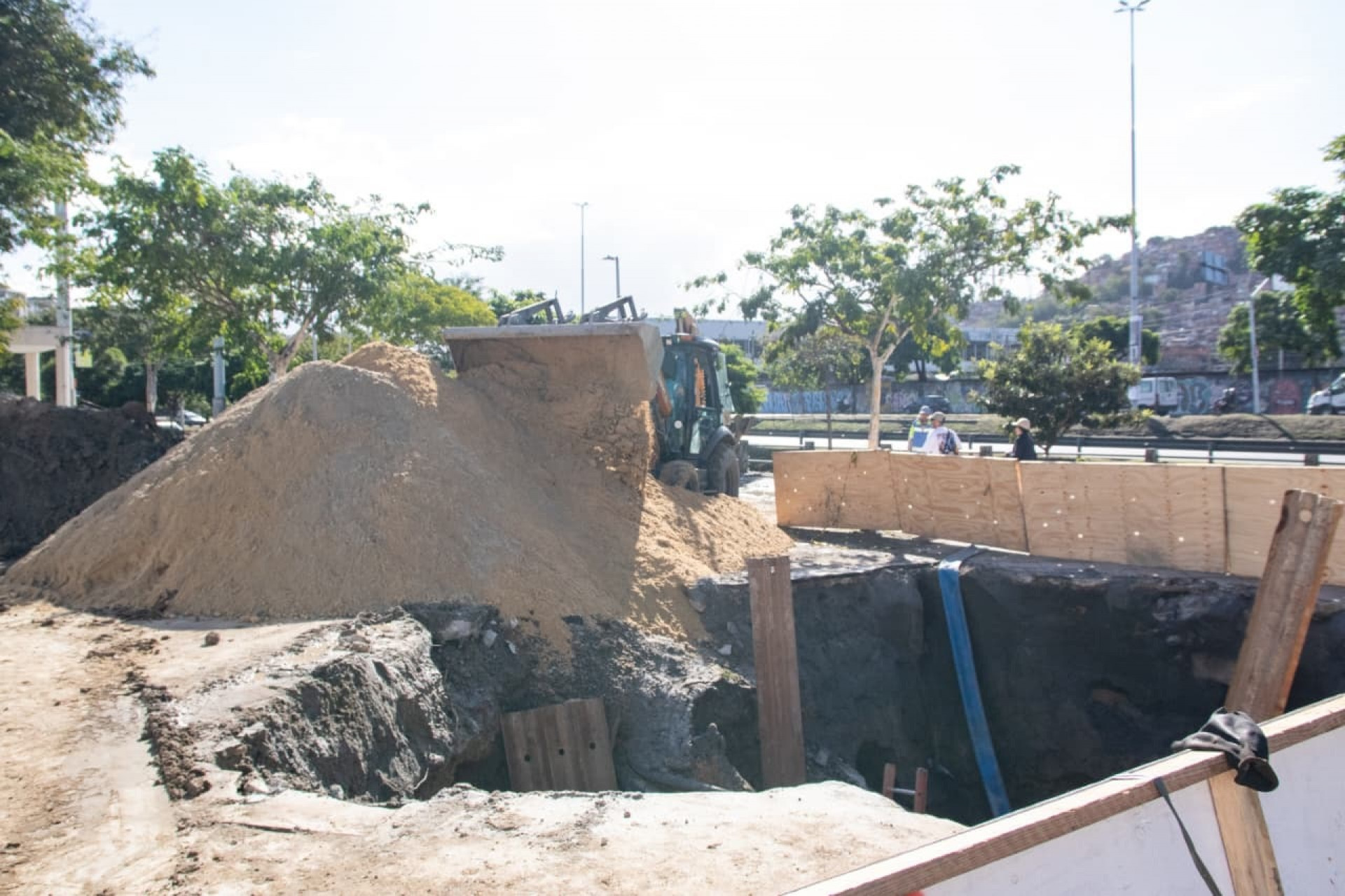 Equipes da Águas do Rio abriram uma cratera perto do acesso A do Maracanã para realizar um reparo na tubulação - Érica Martin/Agência O Dia