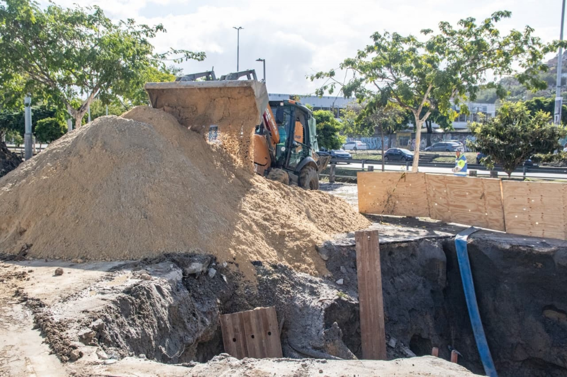 Equipes da Águas do Rio abriram uma cratera perto do acesso A do Maracanã para realizar um reparo na tubulação - Érica Martin/Agência O Dia
