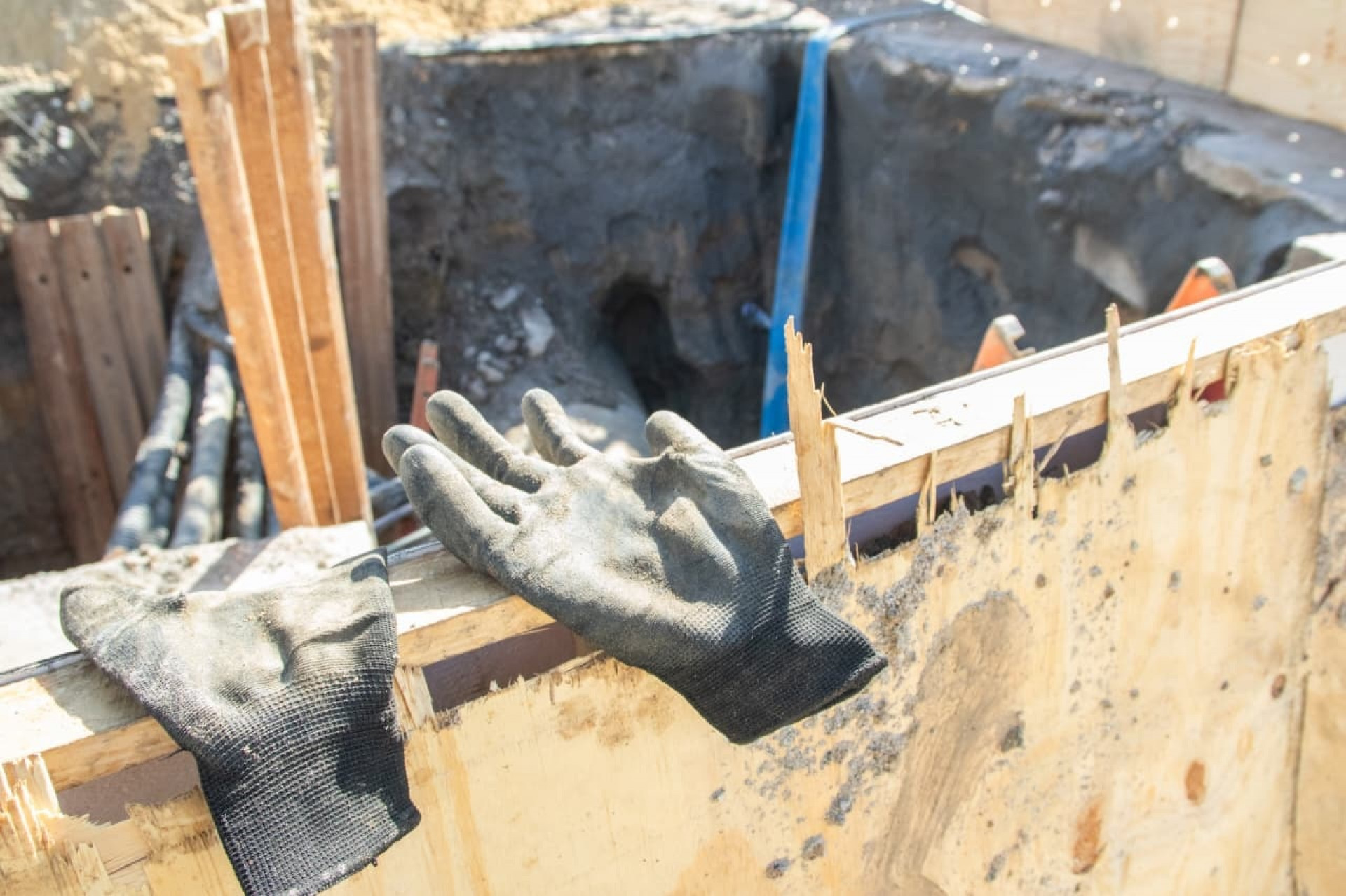 Equipes da Águas do Rio abriram uma cratera perto do acesso A do Maracanã para realizar um reparo na tubulação - Érica Martin/Agência O Dia