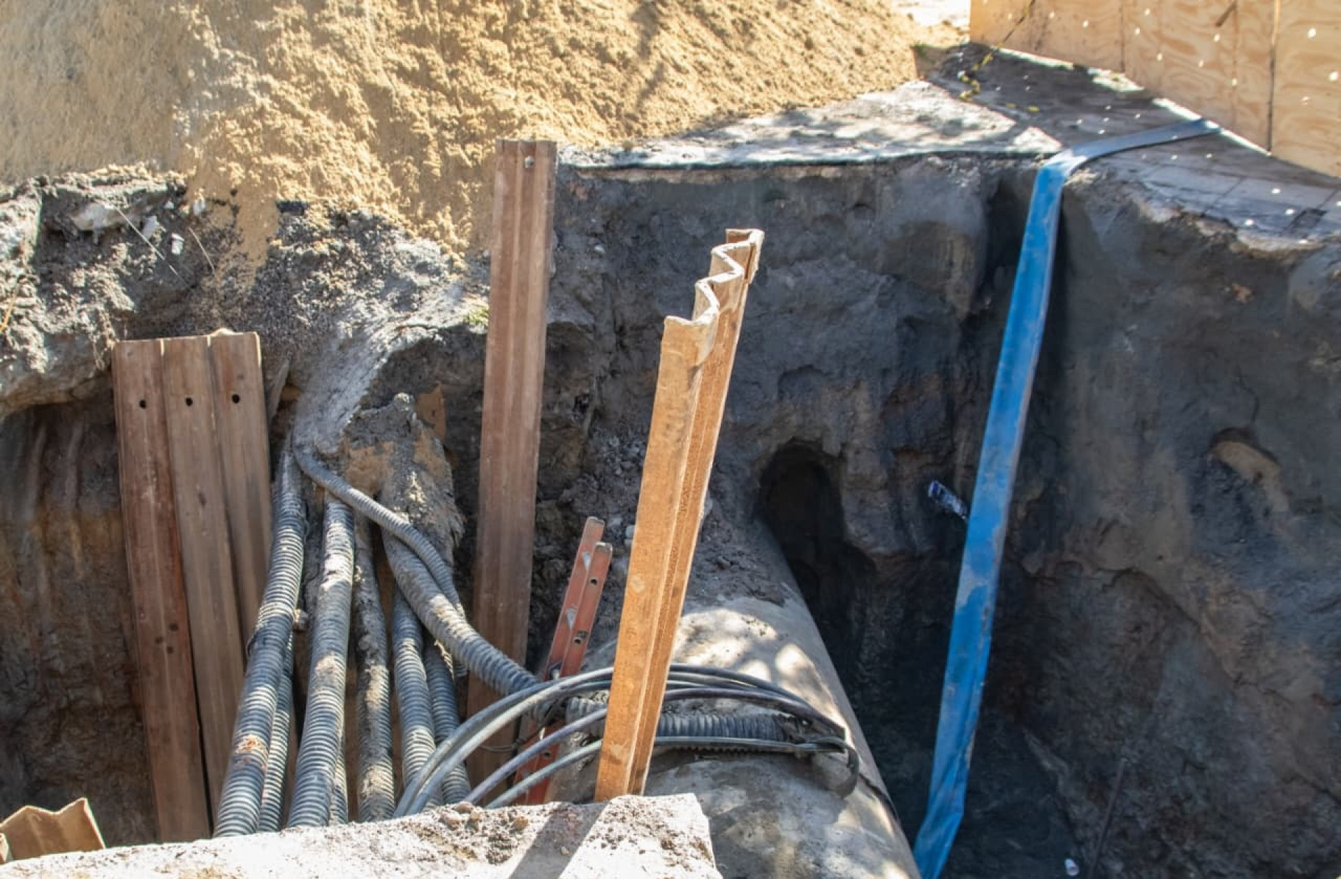 Equipes da Águas do Rio abriram uma cratera perto do acesso A do Maracanã para realizar um reparo na tubulação - Érica Martin/Agência O Dia