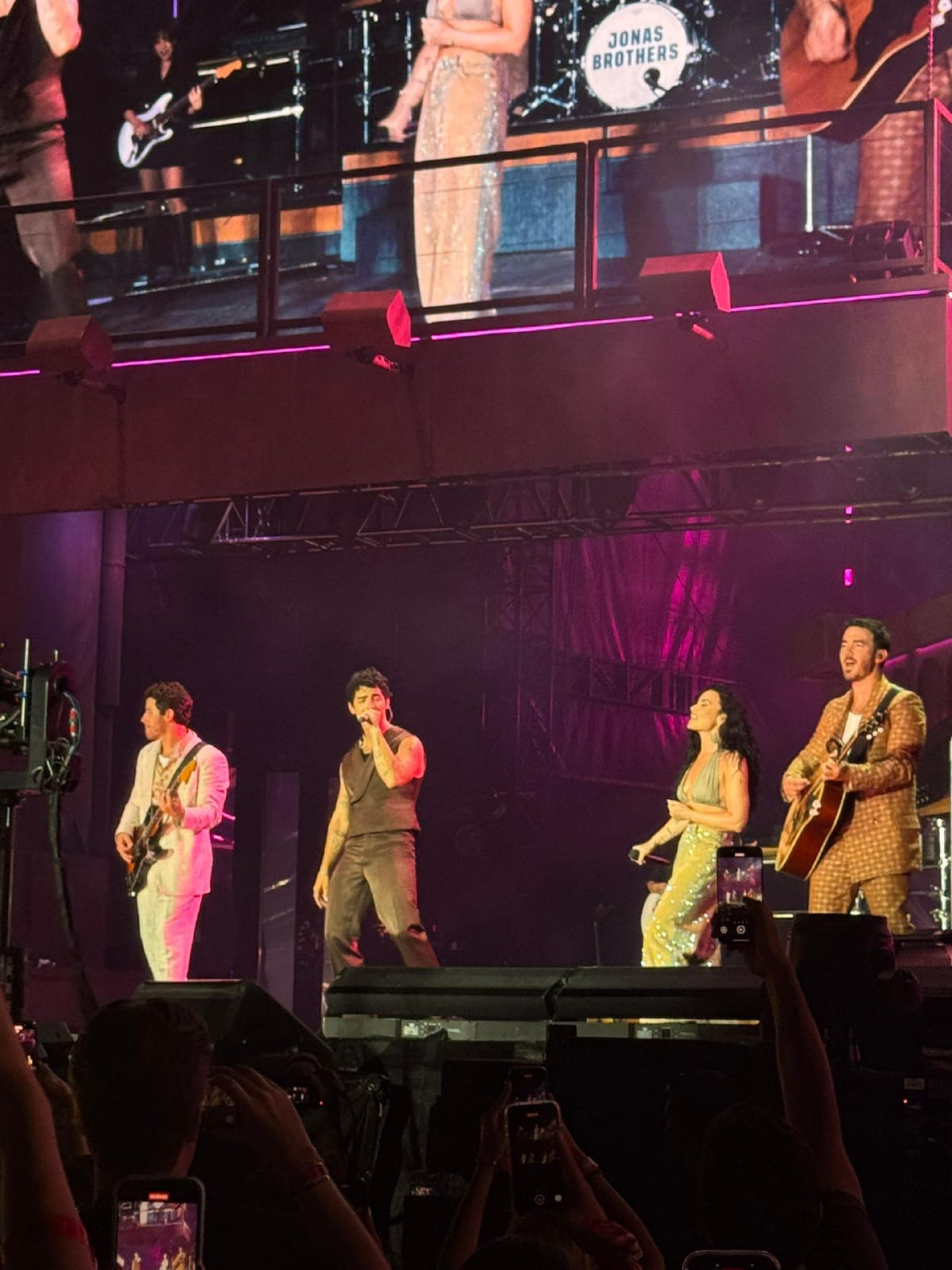 Demi Lovato participa da estreia da turnê dos Jonas Brothers - Reprodução de vídeo / X