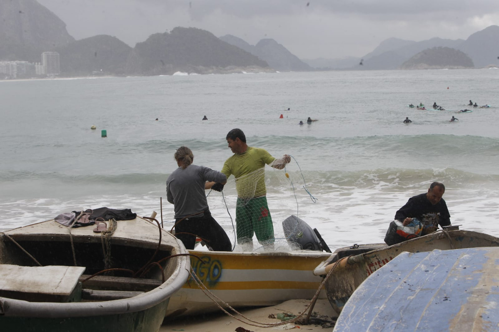 Cariocas enfrentaram o frio em Copacabana, na Zoa Sul - Reginaldo Pimenta/Agência O DIA