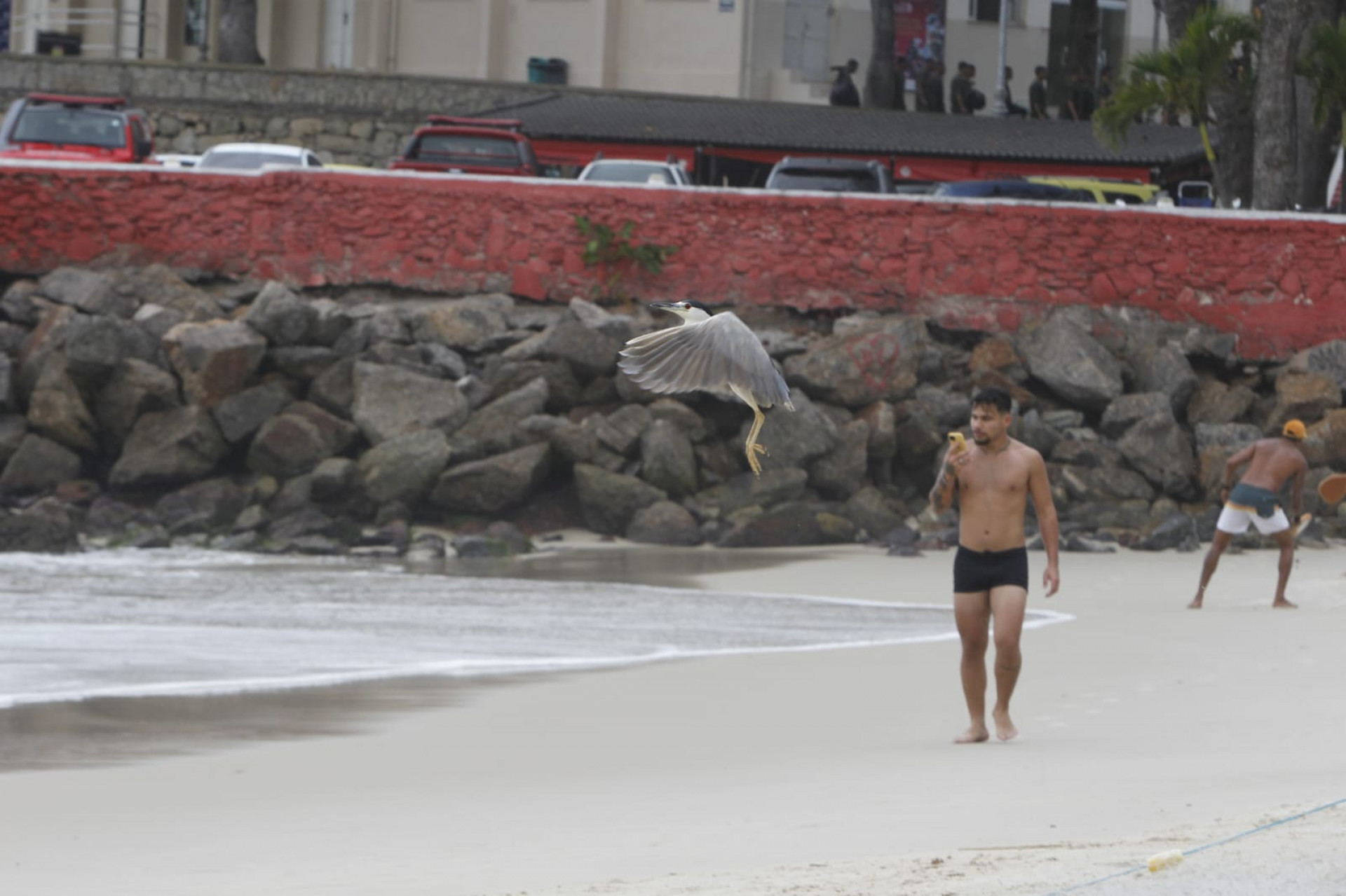 Cariocas enfrentaram o frio em Copacabana, na Zoa Sul - Reginaldo Pimenta/Agência O DIA