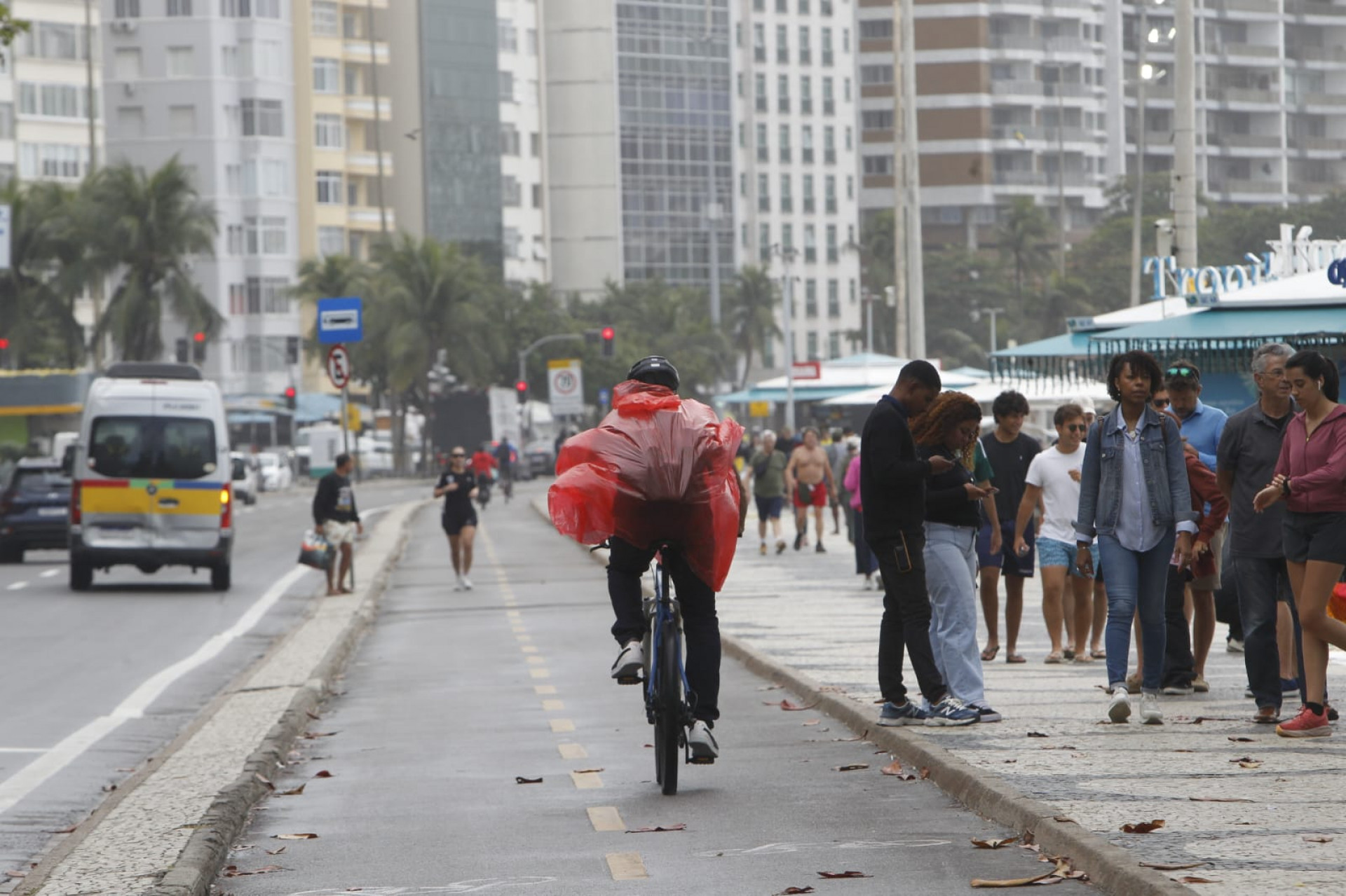Cariocas enfrentaram o frio em Copacabana, na Zoa Sul - Reginaldo Pimenta/Agência O DIA