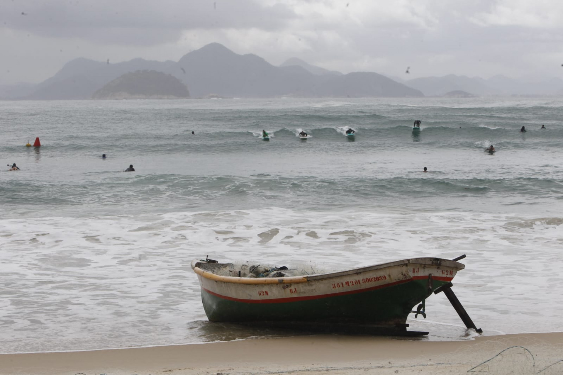 Cariocas enfrentaram o frio em Copacabana, na Zoa Sul - Reginaldo Pimenta/Agência O DIA