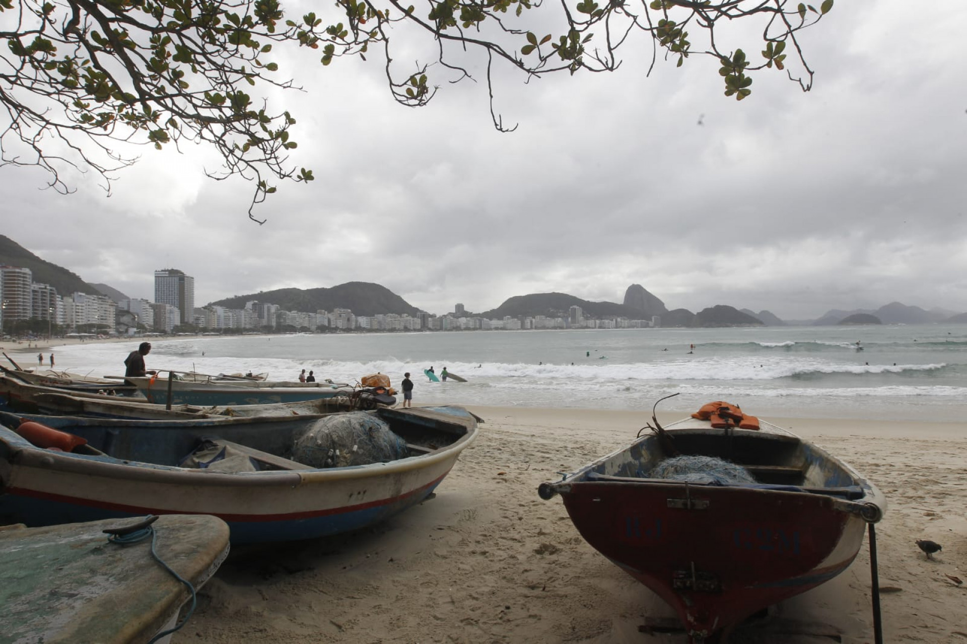 Cariocas enfrentaram o frio em Copacabana, na Zoa Sul - Reginaldo Pimenta/Agência O DIA