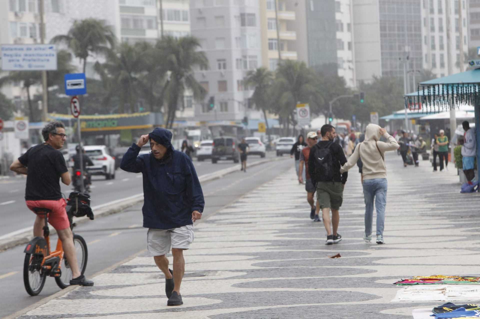 Cariocas enfrentaram o frio em Copacabana, na Zoa Sul - Reginaldo Pimenta/Agência O DIA