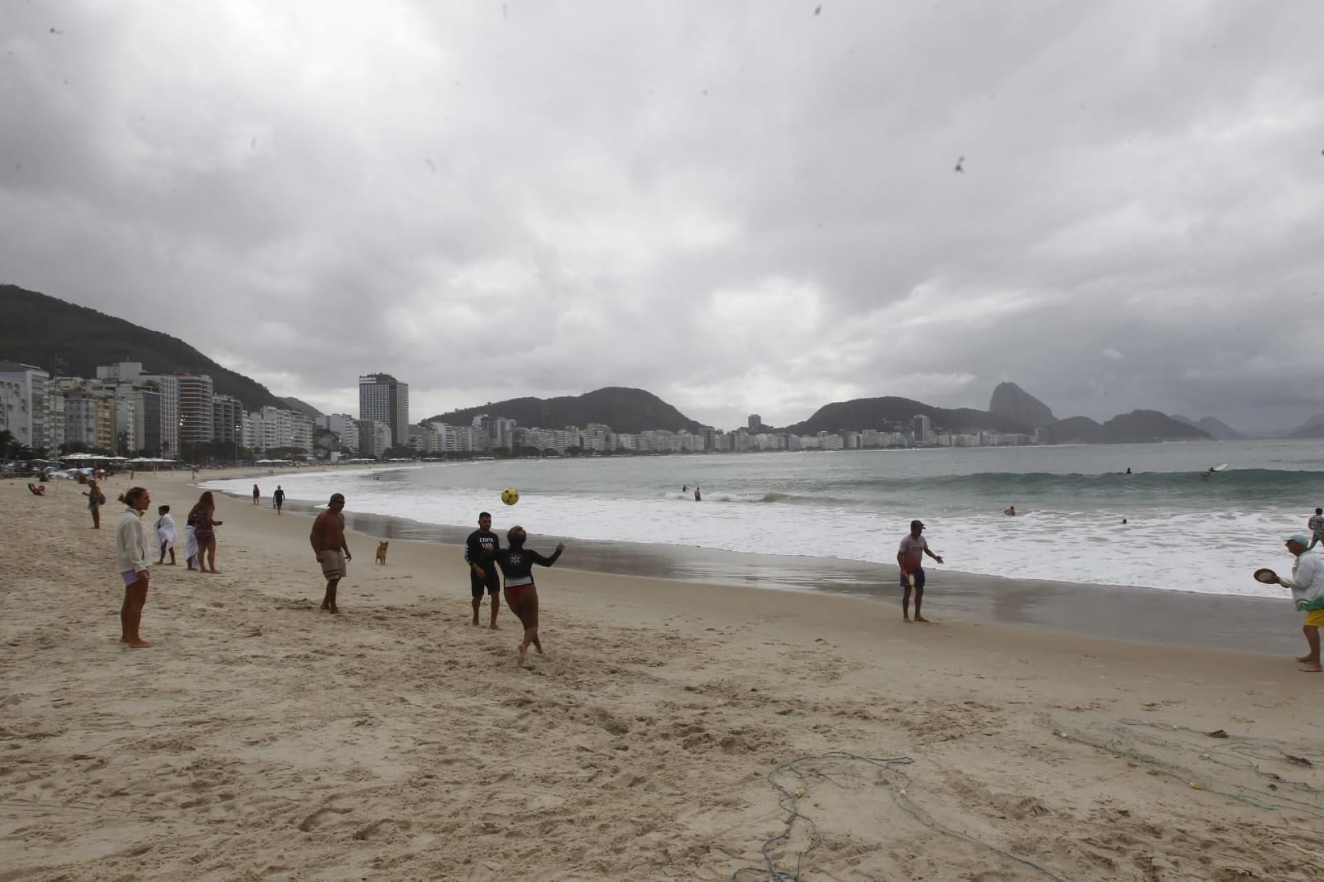 Cariocas enfrentaram o frio em Copacabana, na Zoa Sul - Reginaldo Pimenta/Agência O DIA