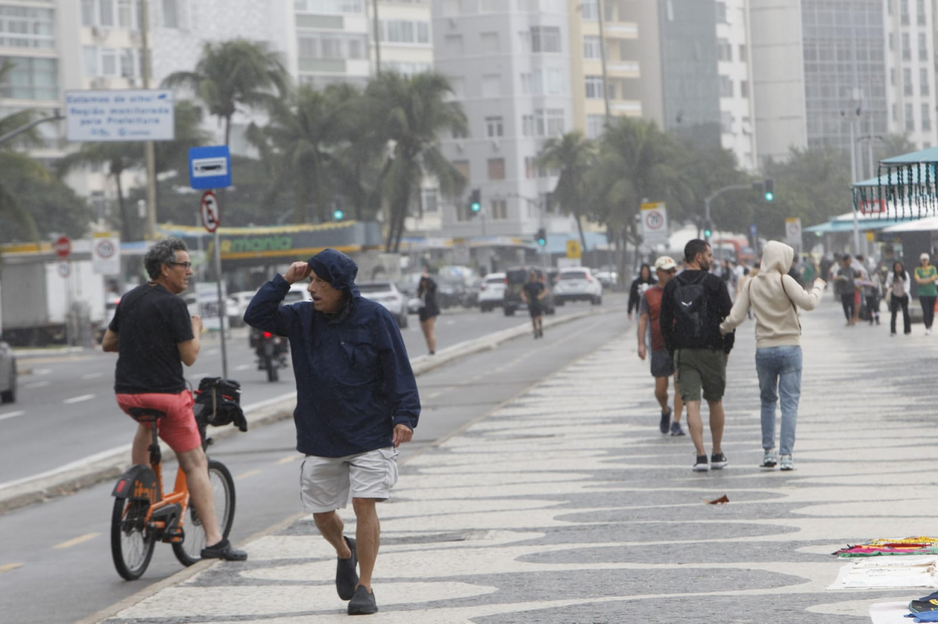Cariocas enfrentaram o frio em Copacabana, na Zoa Sul - Reginaldo Pimenta/Agência O DIA