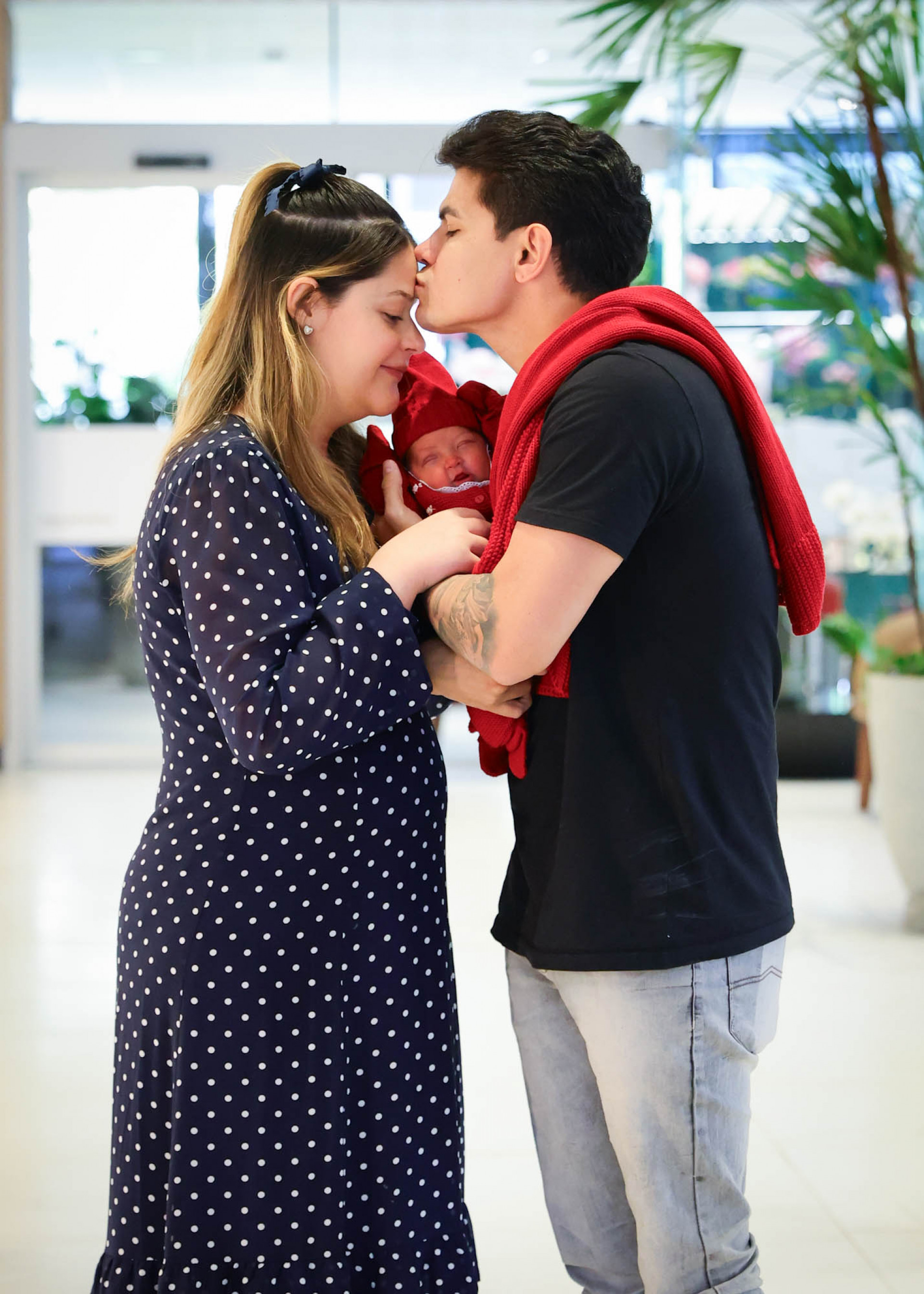 Maria Cavalcante e Cristiano Deyvid deixam maternidade com a filha Antonella - Manuela Scarpa/Brazil News