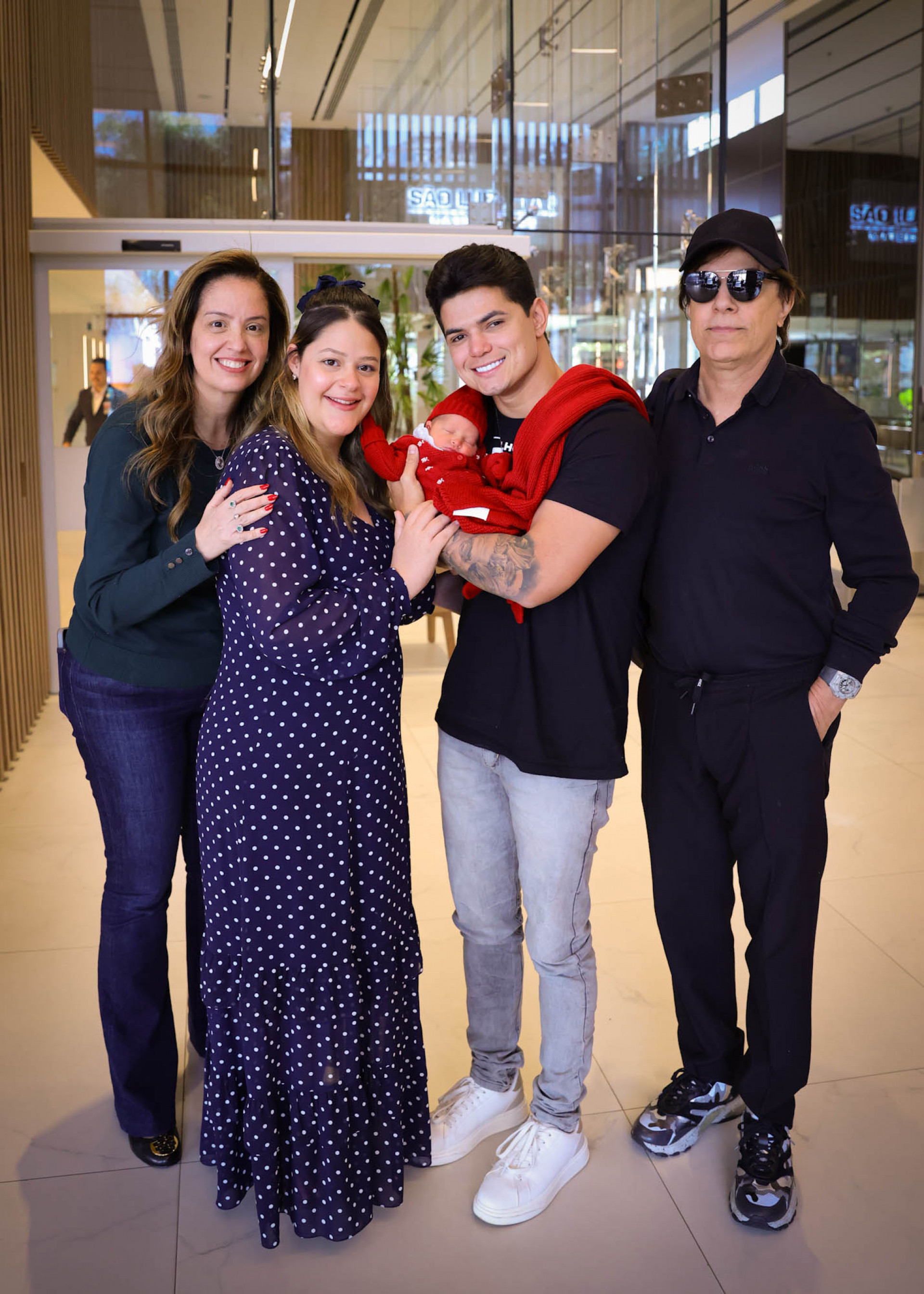 Maria Cavalcante deixa maternidade com a filha Antonella nos braços e recebe carinho da família - Manuela Scarpa/Brazil News