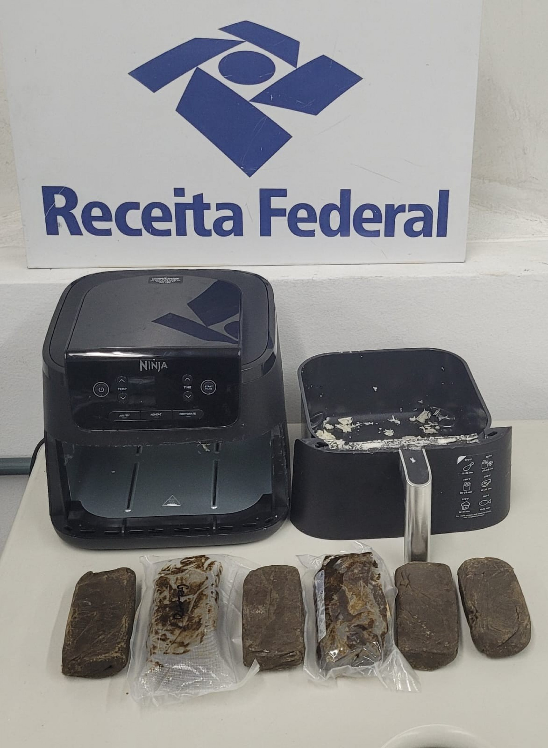 Mais de 1,5 kg de haxixe estavam escondidos em uma air fryer