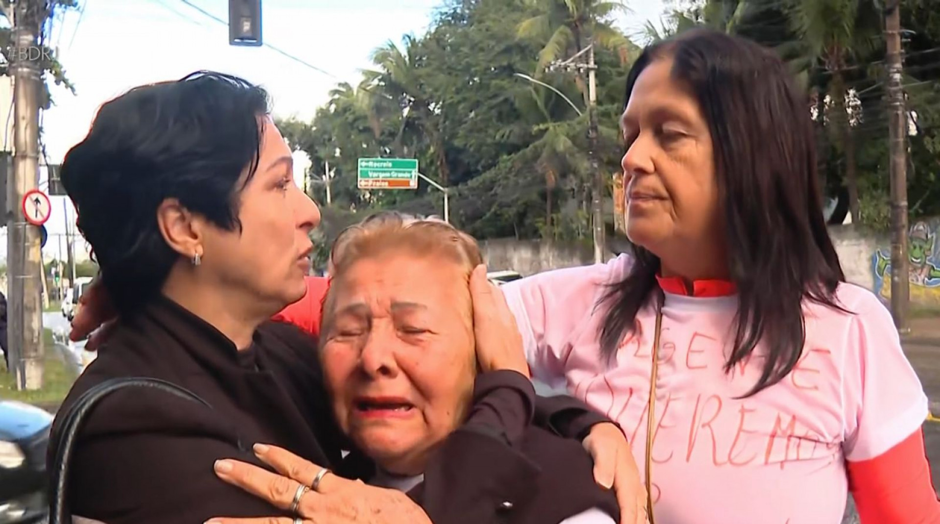 Mãe de Ariane acompanhou o protesto sob muita emoção - Reprodução/TV Globo