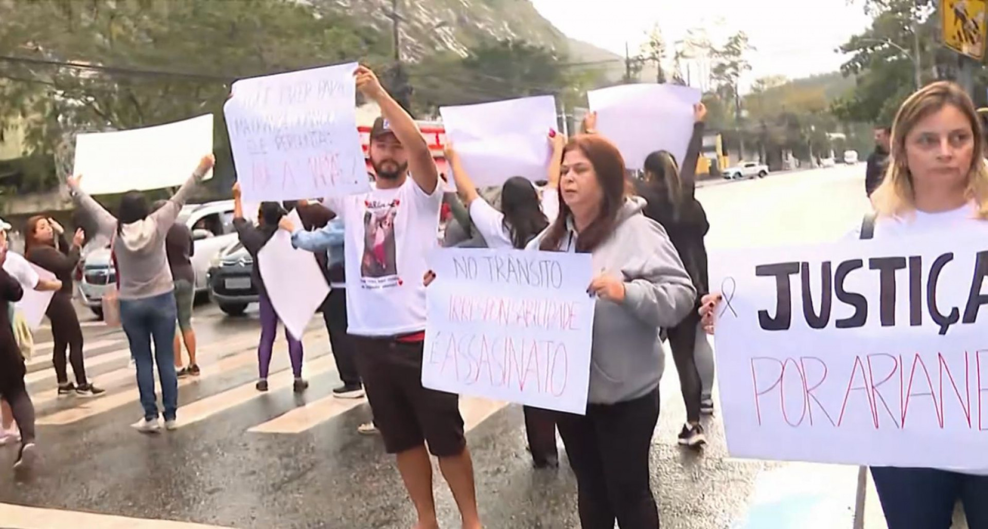 Familiares pedem por justiça por Ariane nesta segunda-feira (11) - Reprodução/TV Globo
