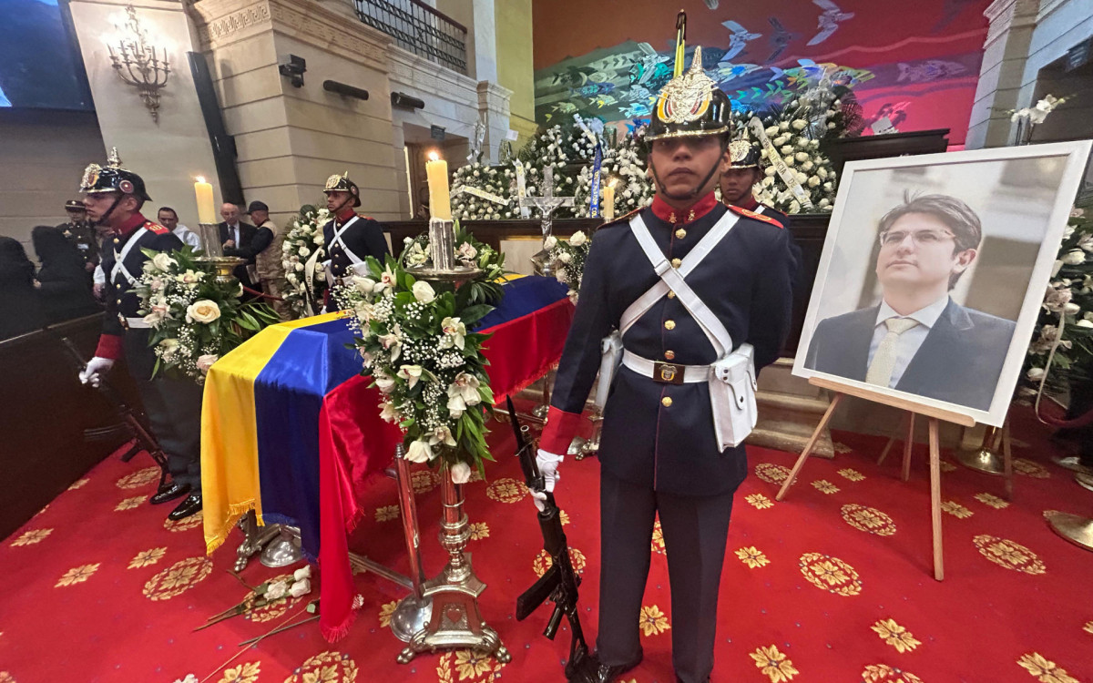 Milhares de colombianos se despedem do presidenciável assassinado Miguel Uribe