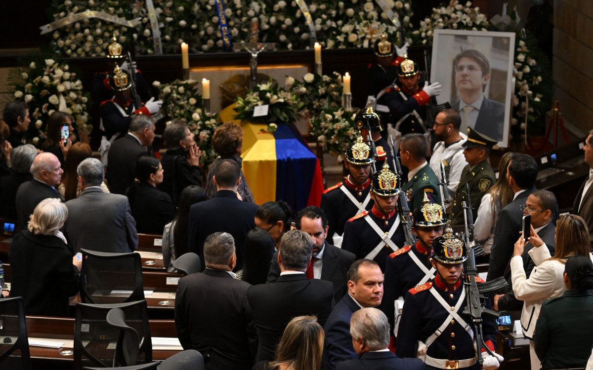 Milhares de colombianos se despedem do presidenciável assassinado Miguel Uribe