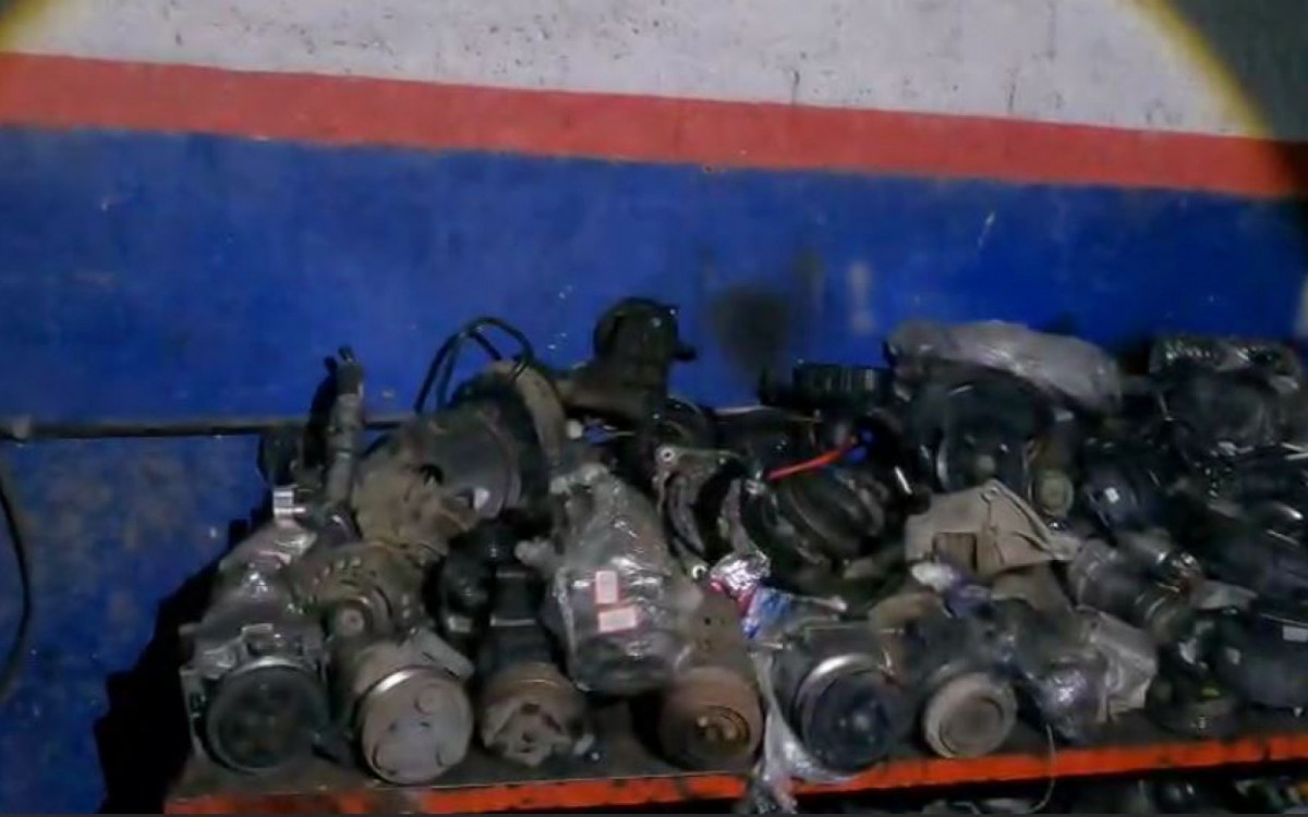 Pe&ccedil;as de ve&iacute;culos encontradas em local de desmanche