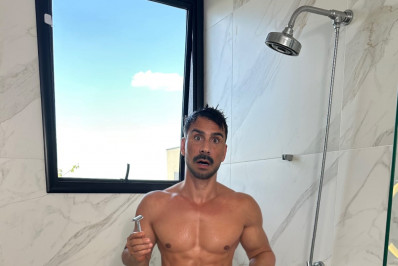 Julio Rocha aparece de cueca depois de perder 3 kg para novela