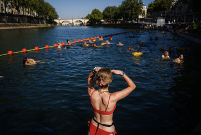 Após mais de um século de proibição, franceses se banham no Sena para enfrentar o calor de Paris