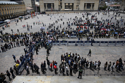 Milhares de colombianos se despedem do presidenciável assassinado Miguel Uribe