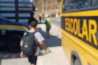 PRF fiscaliza transporte escolar na BR-495, em Petrópolis, e aplica 30 multas