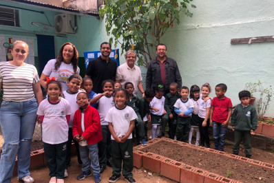 Secretaria de Agricultura leva oficinas de hortas a alunos da Escola Municipal Carlos Ribas